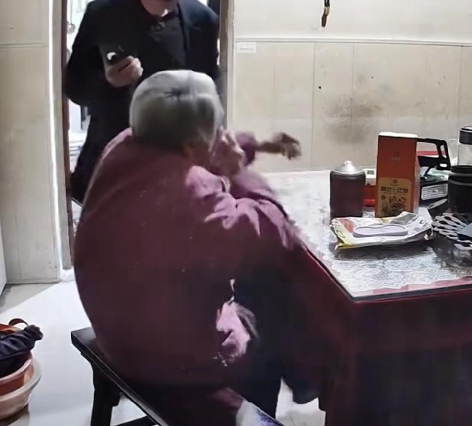 发生在江苏常州的，男子殴打93岁母亲事件，又迎来了新的进展！就在11月12日，