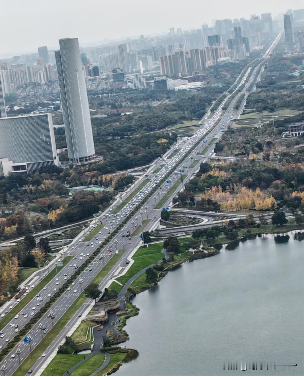 现在买国产新能源确实得慎重啊。现在的国产新能源车，基本等同于2007年