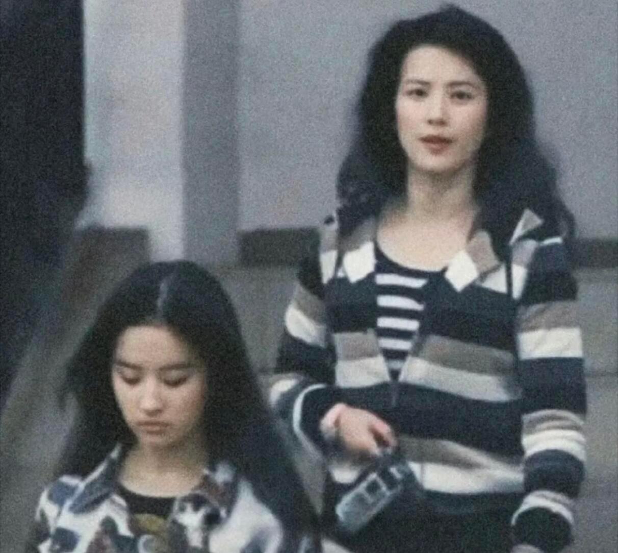 机场照神仙母女