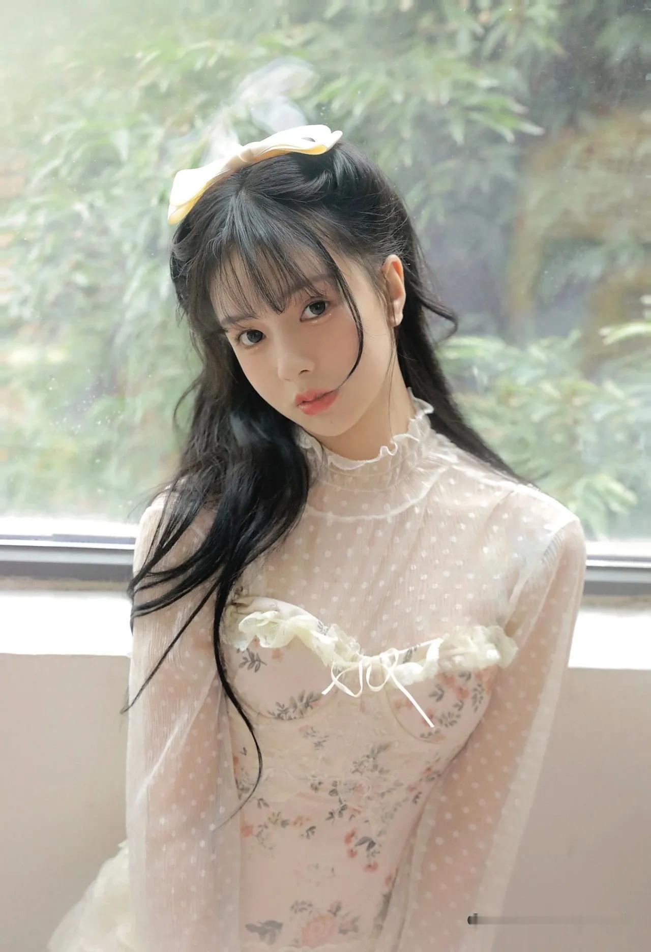 共享美人靓照温柔春日私藏在房间里清纯甜美的样子漂亮吗有哪些美女让人过目难忘？