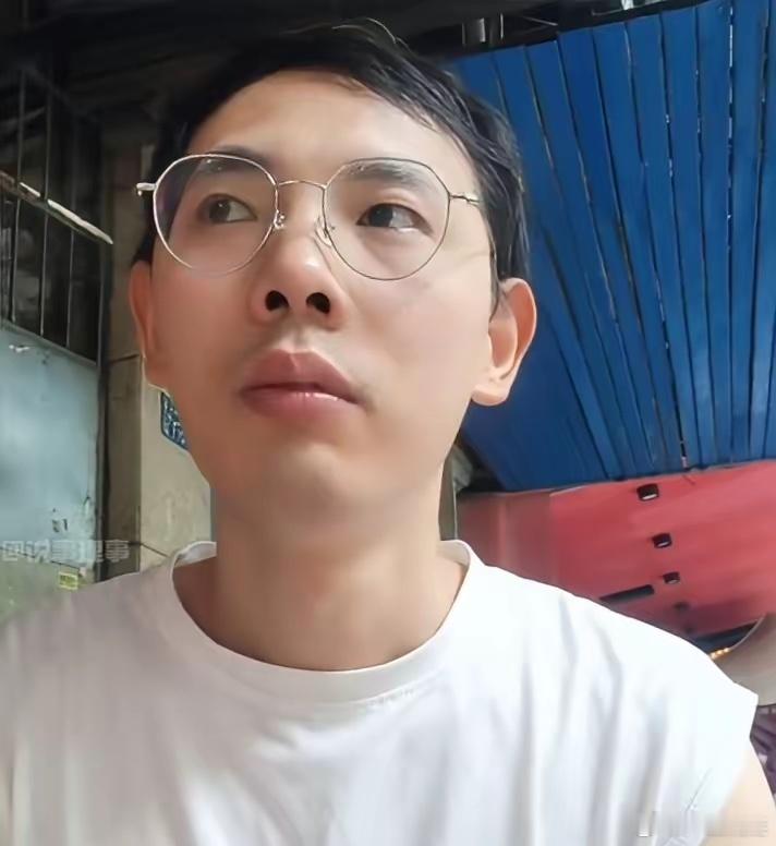 武汉一火锅店老板，当着满店客人，扑通跪下了。不是求饶，不是促销，而是求一桌聪明人