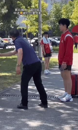 大头在跟粉丝合照，莎莎就在不远处等着，看到这个的时候，真的很感动。明明他们才是彼