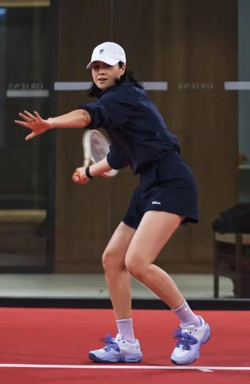 朱丹晒打网球照，不美颜不修图状态下的她健康的小麦色皮肤在阳光下闪着光，活脱脱一个