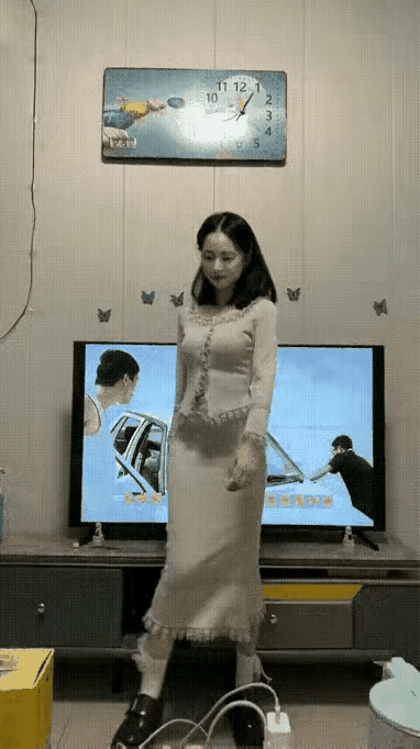 这是在哪跳舞，丈夫不希望自己的老婆这样跳，喜欢别人家的老婆这样跳，标准的双标。