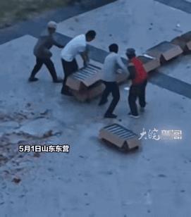 山东东营，一户人家大喜的日子。院子里烟花摆了一地，主家满脸喜气地点了火，噼里啪啦