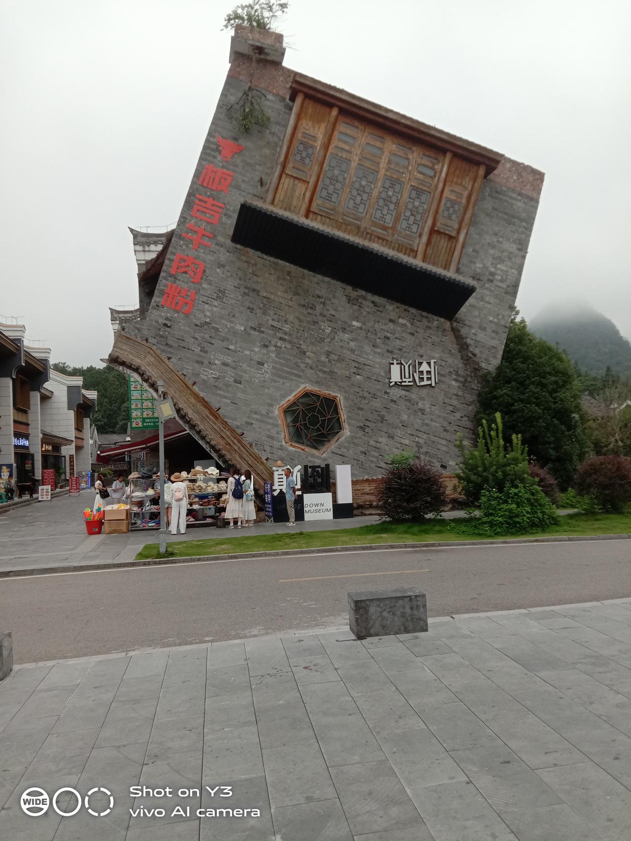 52岁属牛，儿子带着我和老公来贵阳旅游。打卡第7天。今天我们来的是大小七孔。