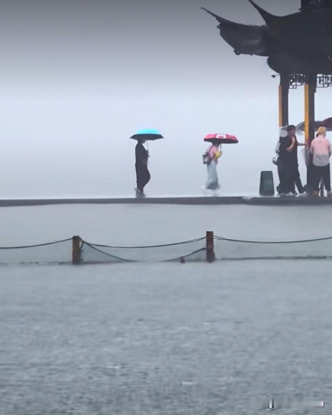 昨天4月29日西湖一整天的中到大雨，雨天的西湖之美在于‌水墨意境与空灵诗意‌，正