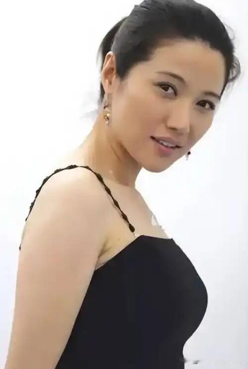 早些年她喜欢素颜不化妆，这样有气质的女演员即使没有浓妆艳抹，骨子里散发出来的气质