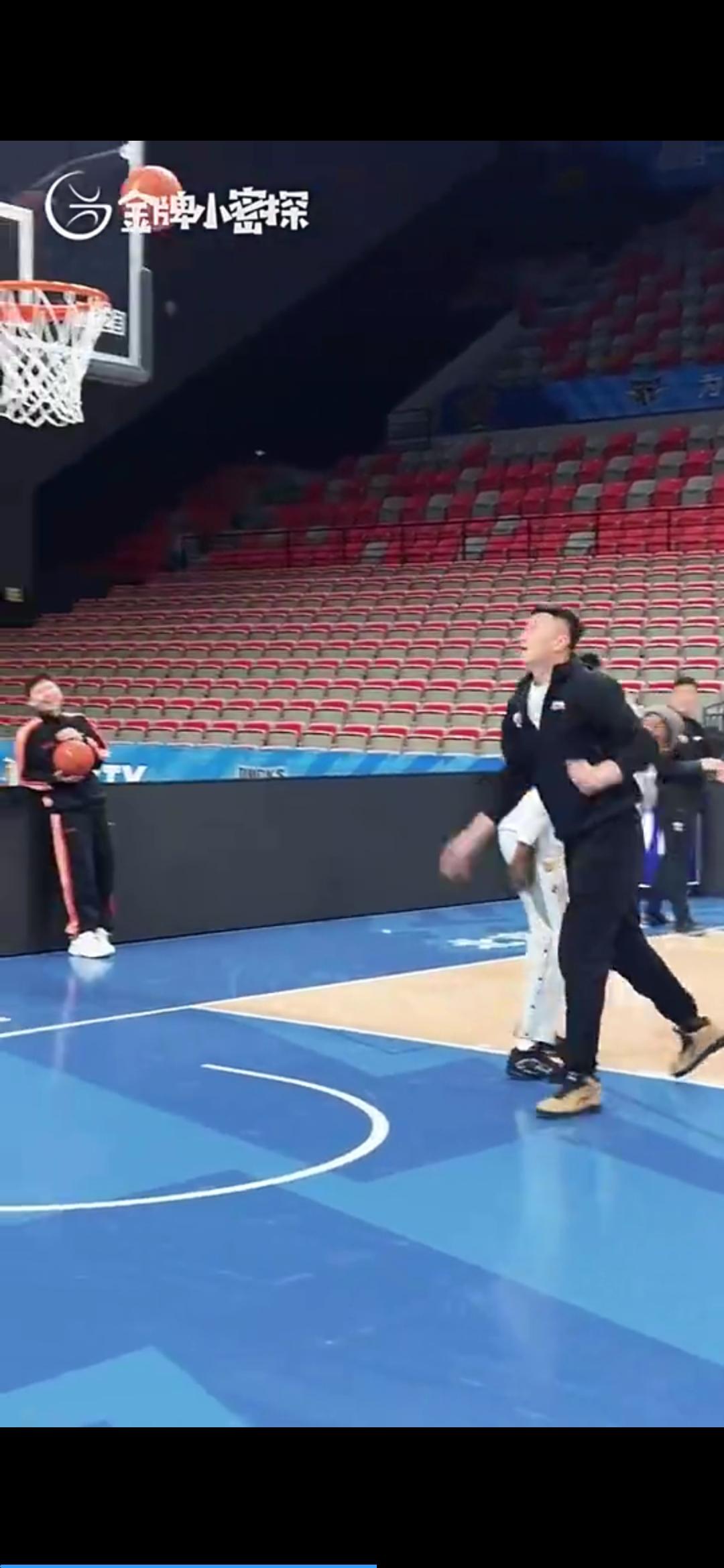 杜锋到处抢戏：开曾凡博玩笑，背打萨姆纳教王洪泽，蹭奎因采访流量当杜锋知道曾