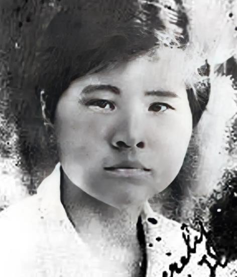 1940年，双枪李林被日军围攻，不得已退到庙里，等日兵破门而入时，她假装昏倒，突