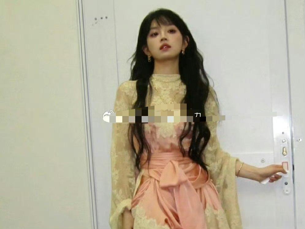 鞠婧祎田曦薇撞衫不可怕谁丑谁尴尬