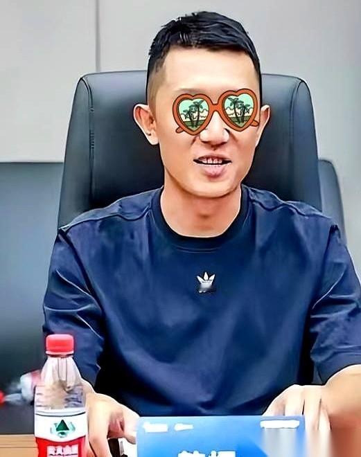 亲生骨肉就在身边熟睡，手机屏幕幽幽的光打在这位“好爸爸”脸上。上一秒，他还在屏