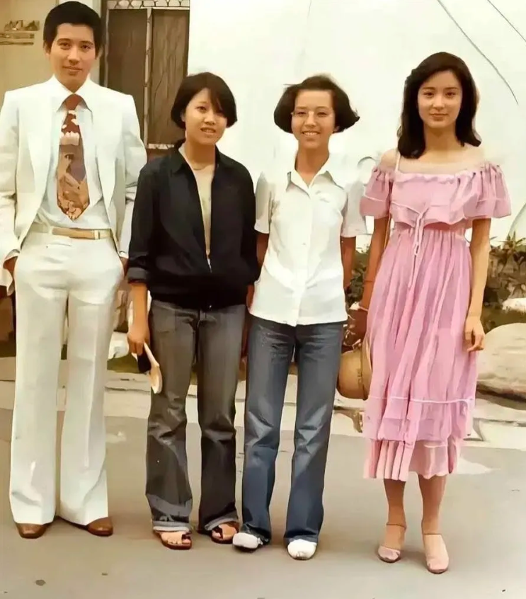 这是一九八六年林青霞和秦汉的照片，那时候两人正是青春年华，女的漂亮男的帅气。那