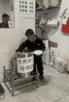 此时此刻父亲非常后悔生了一个这样的儿子！