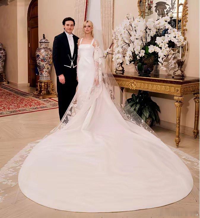 看了大布的控诉，才知道，维多利亚确实不该跳那支舞抢风头，但她想借儿子婚礼、通过新