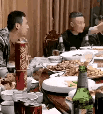 这么是玩笑还是有仇恨呀这样的都还能聚一块儿喝酒？真的是不可思议！酒桌上那蛋