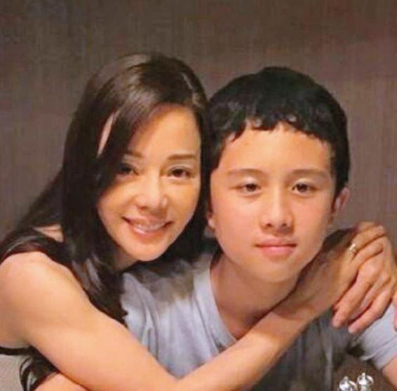 畸形的爱到底有多可怕？台湾女星狄莺坚持母乳喂养儿子12年、与儿子同床15年，甚至