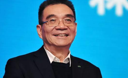 1979年，一名台湾连长冒死游泳横渡台湾海峡回到了祖国大陆，而他的妻子在接受审问