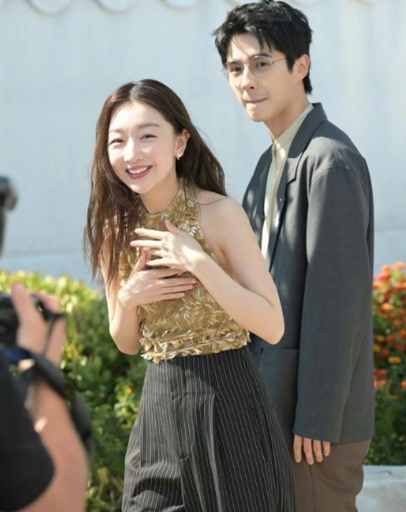 谁的DNA动了！周冬雨刘昊然携手亮相戛纳，并肩诠释东方质感，每一帧都是顶级氛围