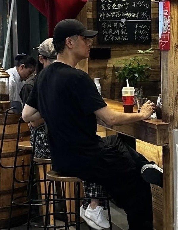 41岁孙骁骁送完娃，扭头跟46岁任重钻进小馆子，背影少女得让人不敢认，这俩人把日子过成了很多人羡慕的