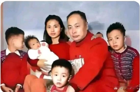 这是陈元帅全家福。当时陈元帅虽是快六十岁的人了，但依然英俊潇洒，帅气十足。