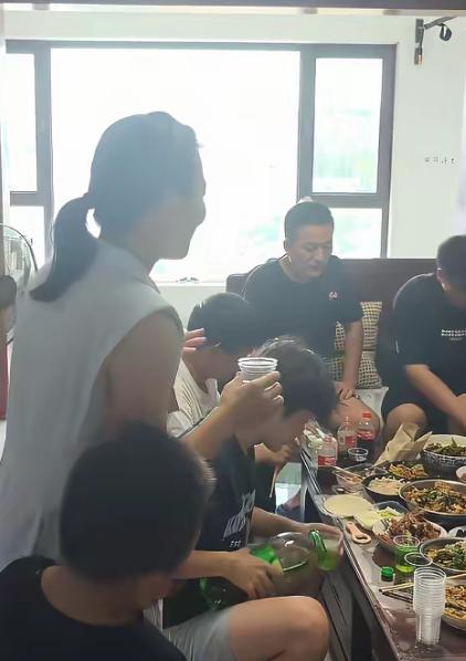 一群男孩闯进女老师家里，像小风暴一样开始在老师家“胡吃海喝”。他们即将步入大学校
