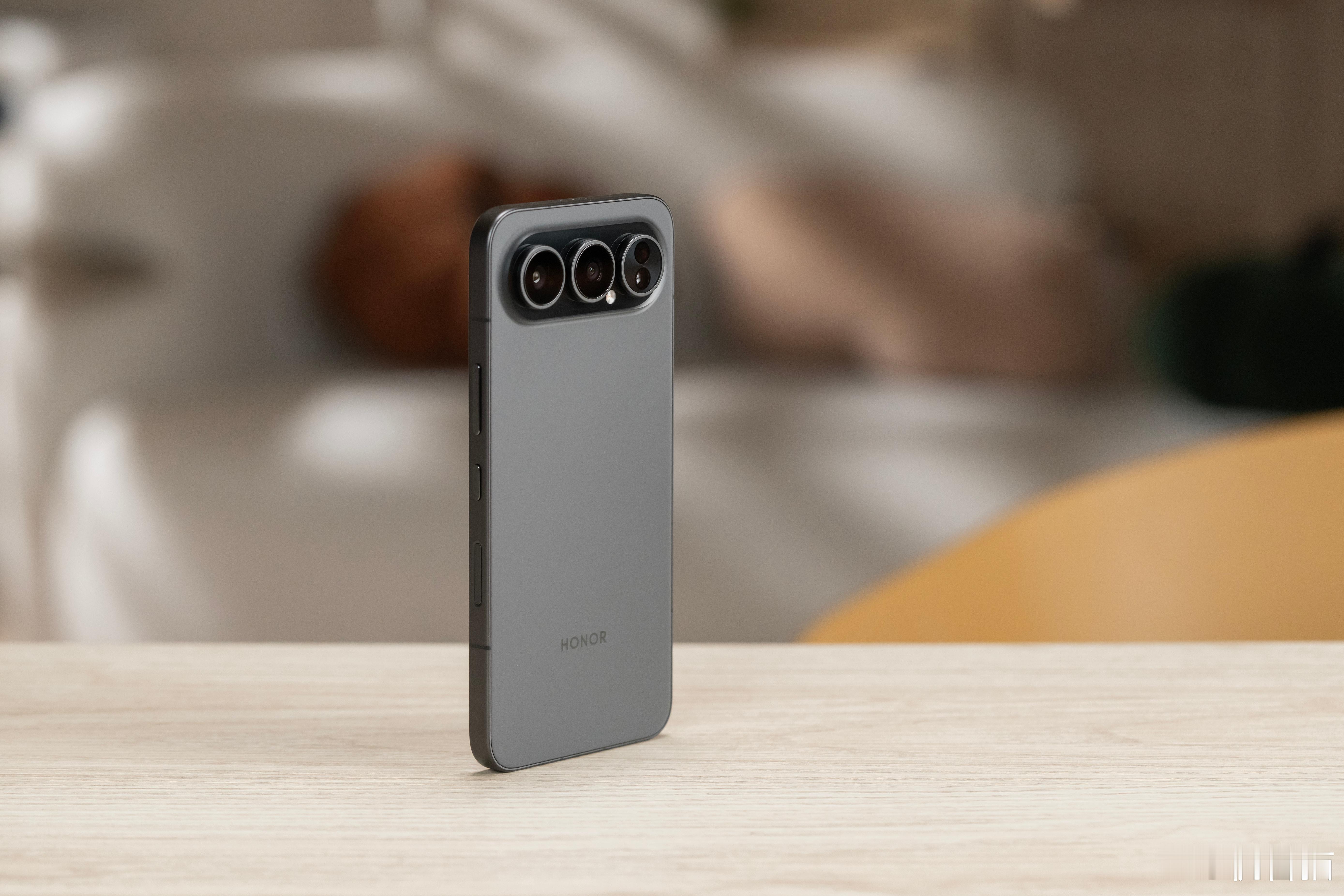 眼前就是全新的荣耀500Pro。外观上最引人注目的变化，是摄像头模组改为横向排