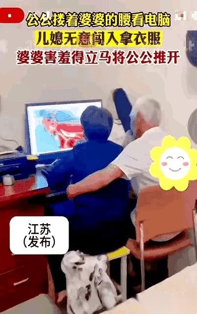 推开房门那一刻，我整个人僵在了门框上。进也不是，退也不是。我发誓，我真不是故