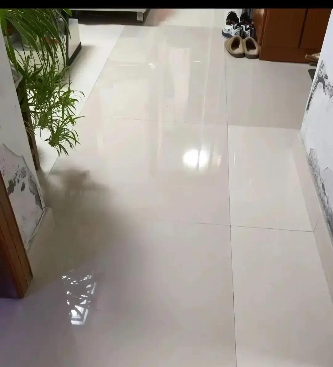 厨房墙面悄悄变成了双色拼图？奶白和灰白在打架。这不是意外，是装修里一个心照不宣的