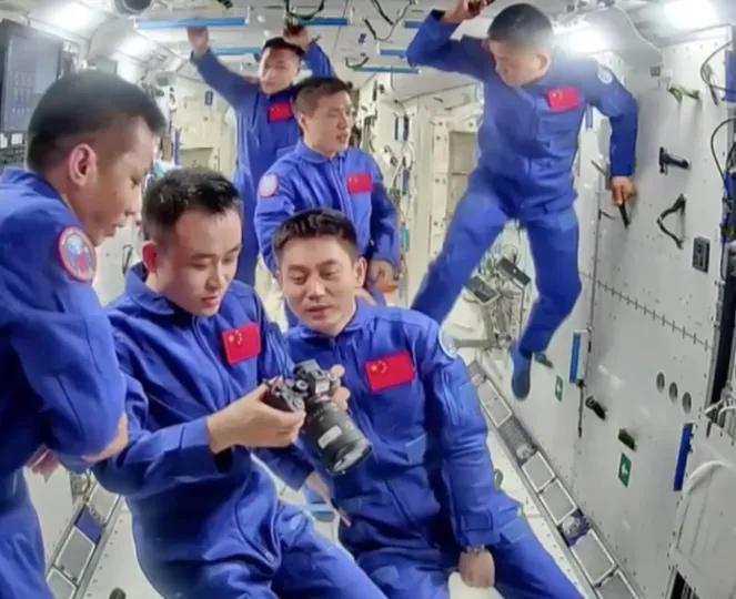 神舟二十号推迟返回，竟栽在太空“小石子”手里！这哪是意外，分明是人类航天该重视的