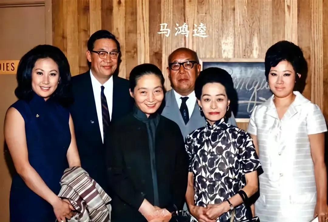 1958年，美国洛杉矶，66岁的马鸿逵与四姨太刘慕侠，六姨太赵兰香等人聚会时的留