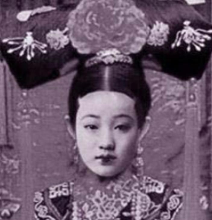 1901年，珍妃的遗体被打捞上来，珍妃的弟弟志锜，跪在井边，看着面目全非的姐姐，