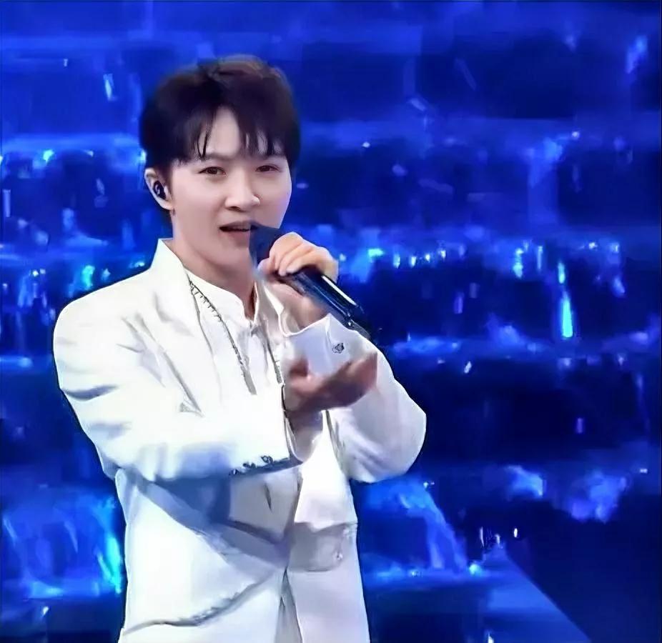 我突然有点担心周深——他把歌手最“反内卷”的事做到了极致。现在歌手圈