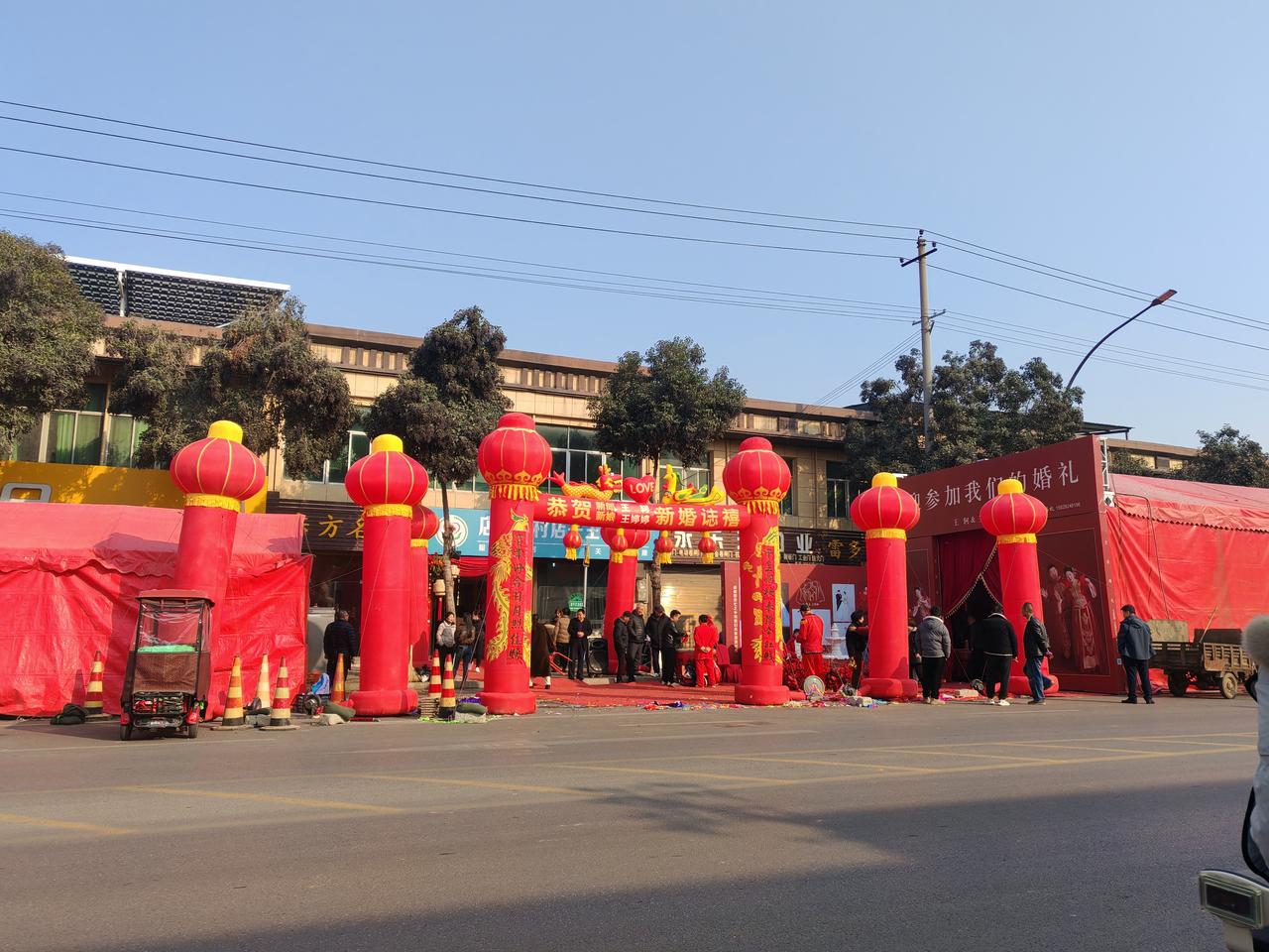 想去吃一顿这样的关中酒席12月10日，陕西西安。此刻我向泾渭工业园进发，路过马