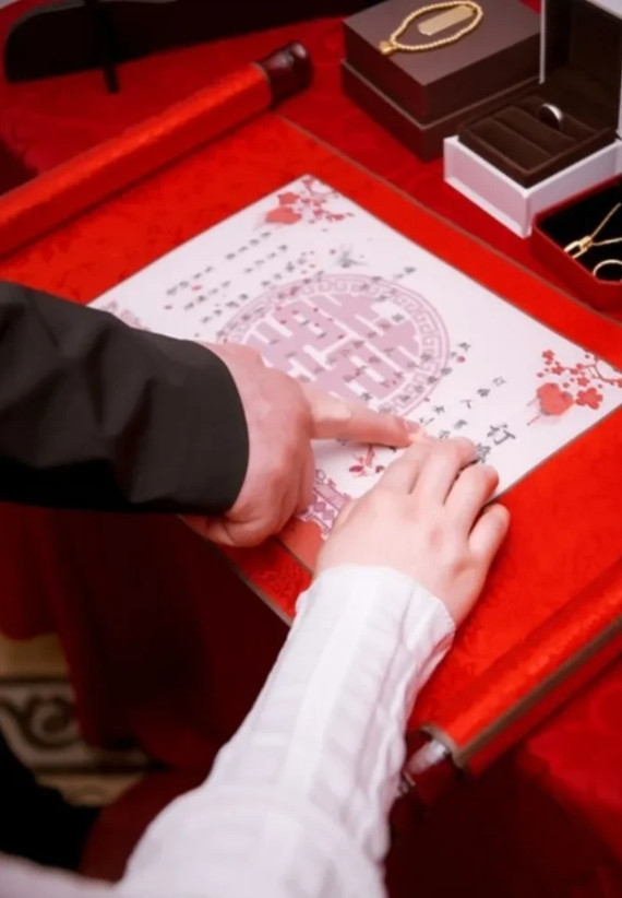 闺蜜昨晚打来电话，说儿子的订婚宴（五月三日）取消了，我懵了问为啥、闺蜜在电话里大