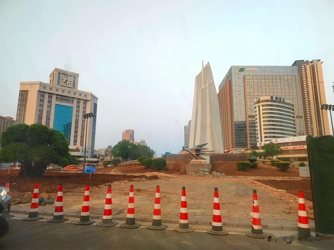 湛江经开区“三帆”的美化工程接近尾声，从部分已经搞好的效果来看，主要就是种植花卉