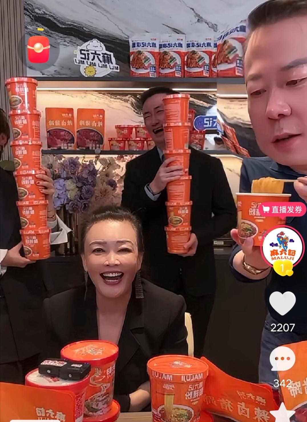 张兰和麻六记三大金刚一起直播了，安总更是直接嗦粉张兰想要分一口都没成，现场气氛搞