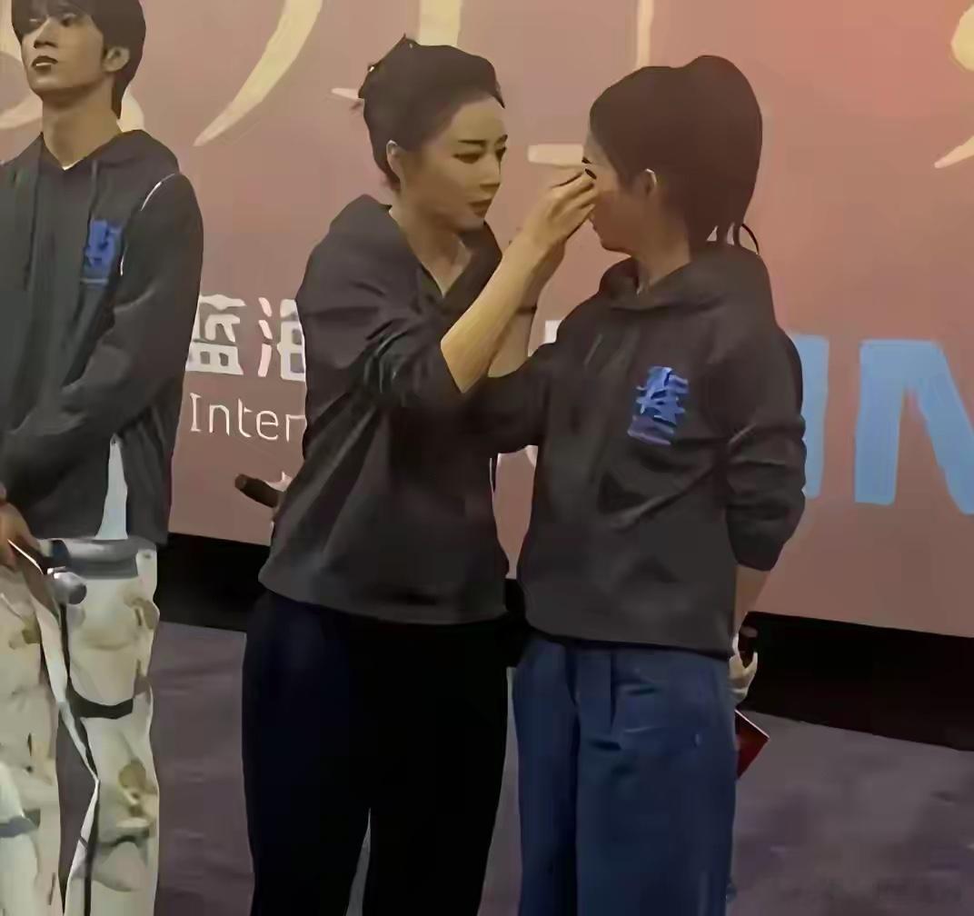 赵丽颖冯绍峰被拍到一起参加儿子学校活动。两人站在操场边，冯绍峰穿黑外套，赵丽颖戴