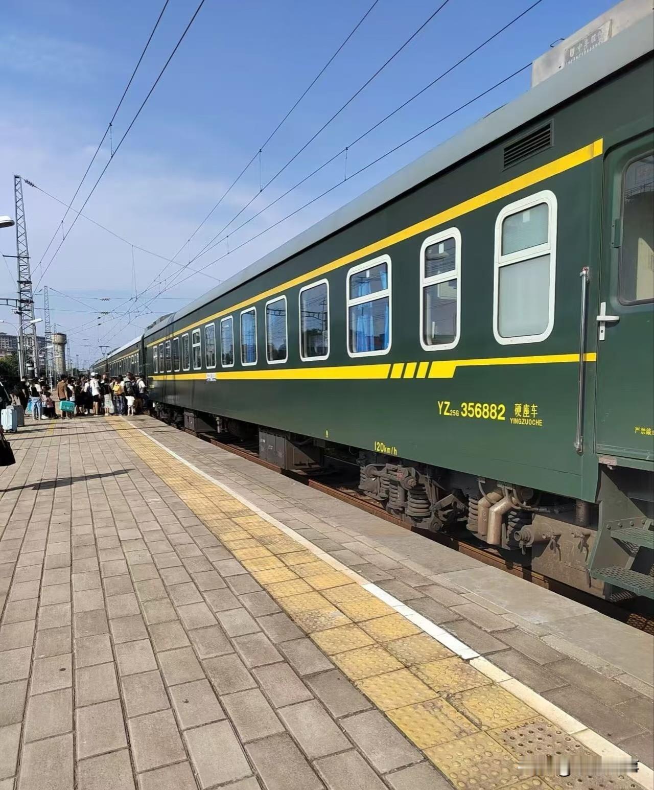 广州站不再始发绿皮火车了，很多人说一个时代结束了。但绿皮车没消失，只是换了个