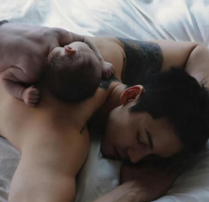 陈伟霆带娃反差杀！谁懂啊！何穗随手晒的一张合影，直接把陈伟霆从舞台拽哥变成“人