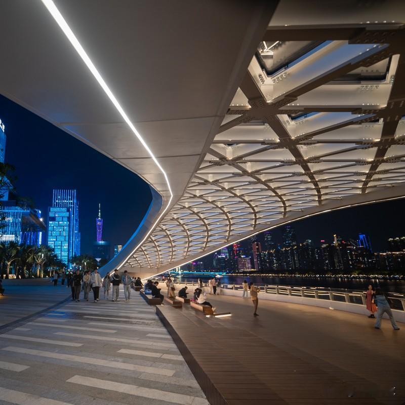 即将正式开放、靓爆镜的180度江边观景空中平台！博主抢先拍摄。这就是...