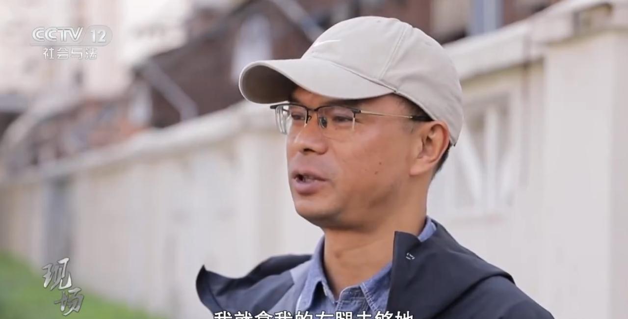 “扶不扶？”上海7旬老太乘坐扶梯时，重心不稳向后倒去，幸好一男子眼疾手快拼死相救