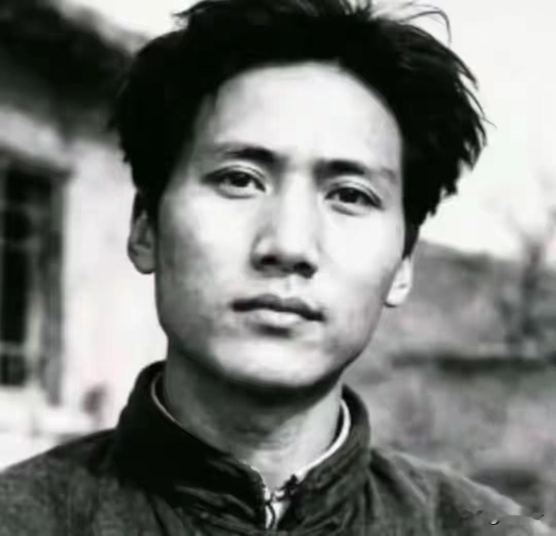 毛主席年轻时的照片，虽然头发有些凌乱，但掩不住的英气外露。眼神深邃，胸怀天下，忧