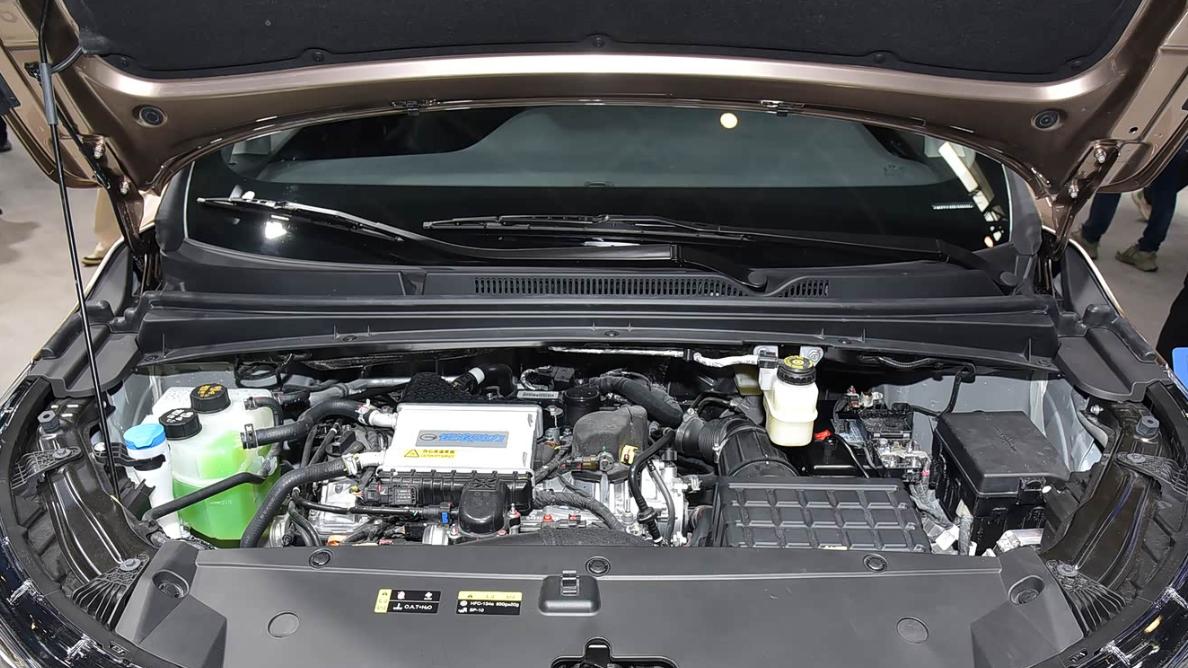 花12万开‘小号M8’！M6内饰大改，中央通道终于打通