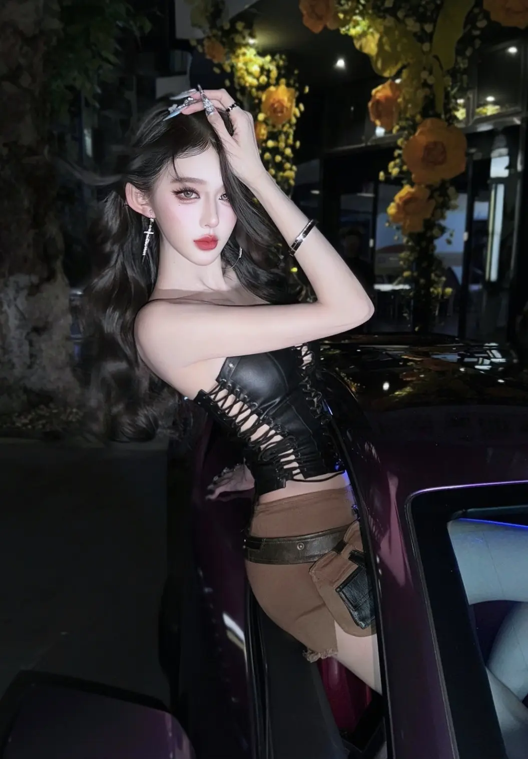 黑色系御姐穿搭 御姐模特 皮衣辣妹 暗夜辣妹 性感汽车模特