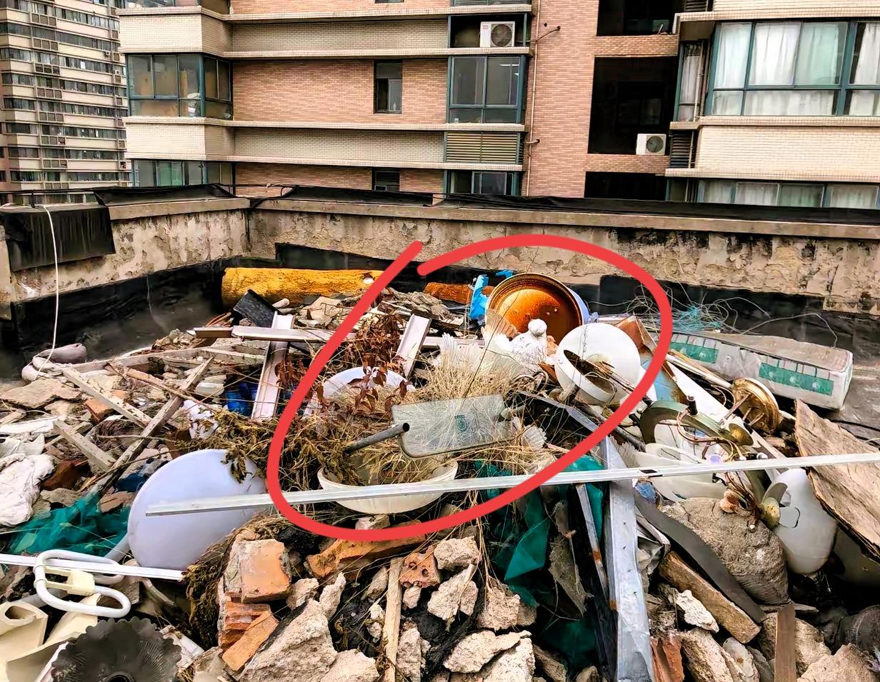 成都一位女士2017年入手一套顶楼二手房，自住出租整整八年，从来没发现任何异常！