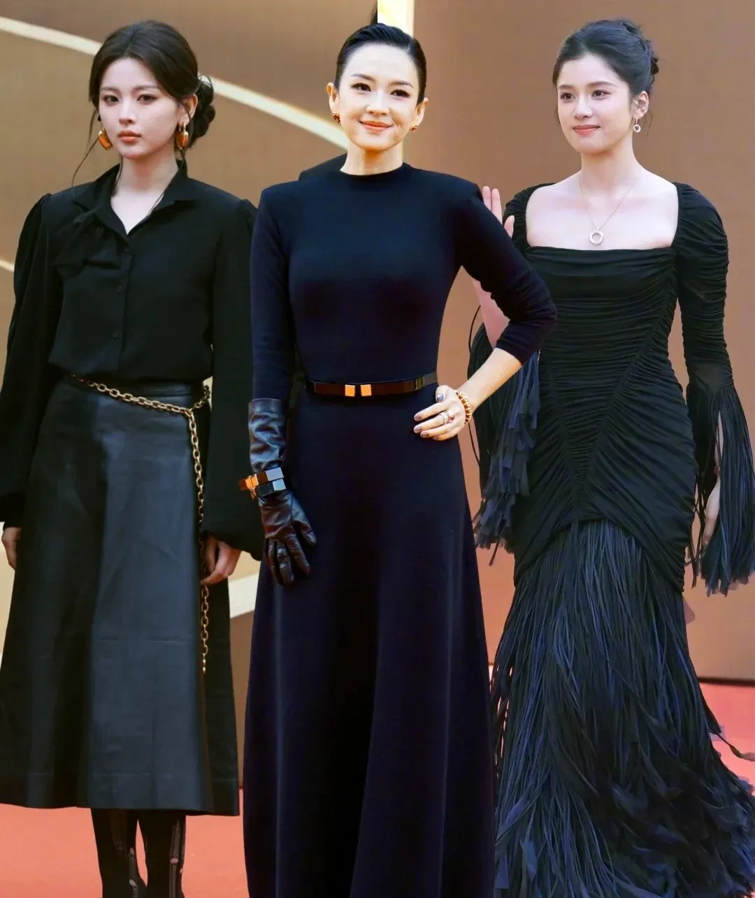 46岁的章子怡身材比例很哇塞。可是C位的她比不过左边👈那位美女漂亮😍左