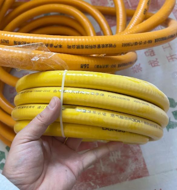 千万别再等了！燃气灶上的橡胶软管，每18个月（也就是一年半）必须换一次-。你要是