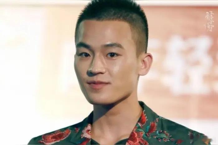 1.欧豪即将搭档张涵予主演刑侦剧《千亿之城》定于九月开机，深耕西北影视人脉资源。
