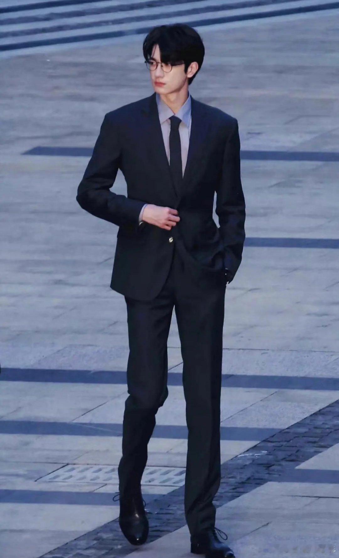 陈星旭给林一买自己同款睡衣陈星旭林一这互动甜度超标了！拒绝投喂却偷偷安排同款蜡笔